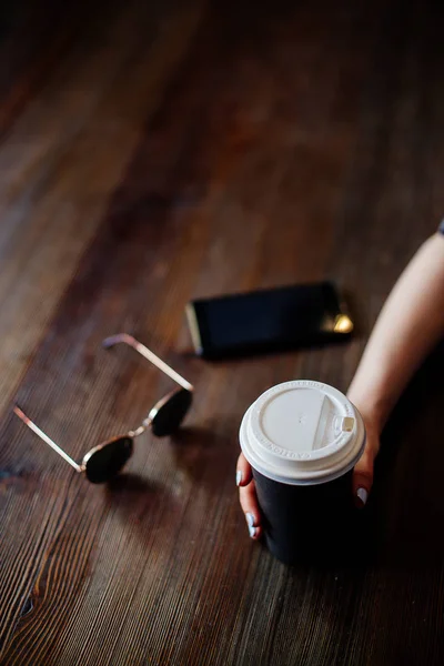 Taza de café en las manos. — Foto de Stock