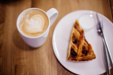 Fincan kapuçino pasta ile.