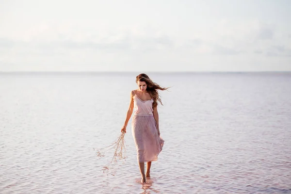 Bella ragazza su un lago rosa . — Foto Stock