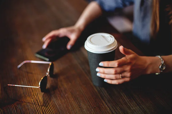 Taza de café en las manos. — Foto de Stock