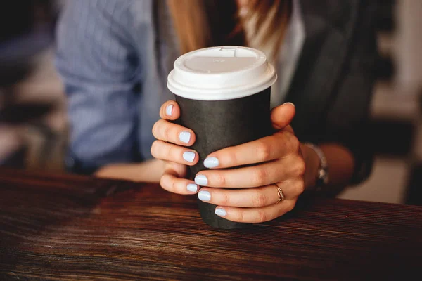 Taza de café en mano. — Foto de Stock
