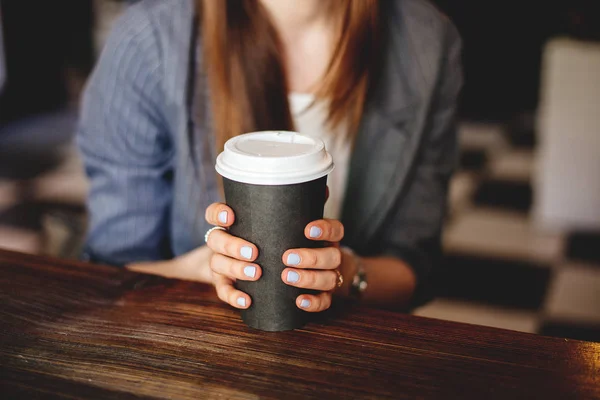 Taza de café en mano. — Foto de Stock