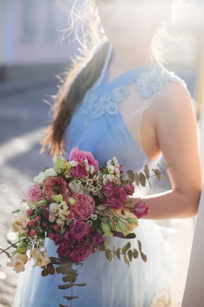 Düğün buketi ellerinde..