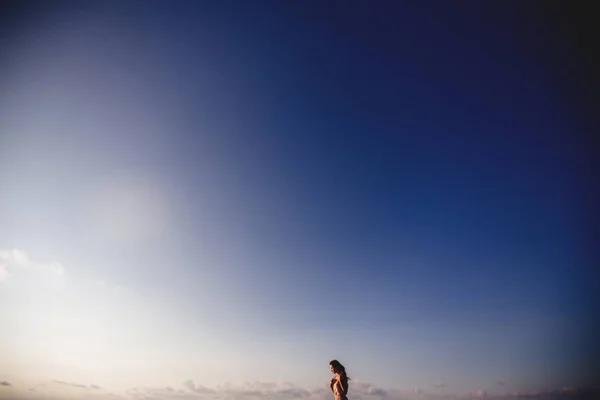 空の背景の女の子. — ストック写真