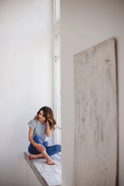 Hermosa chica junto a la ventana . — Foto de Stock