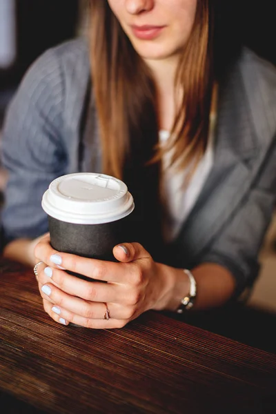 Taza de café en mano. — Foto de Stock