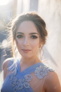 mavi elbiseli gelin. 