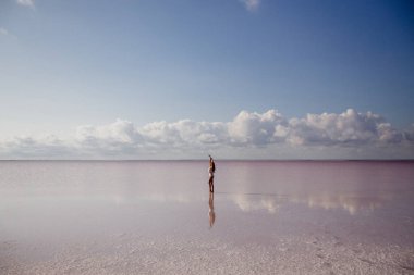 Pembe bir göl kenarında güzel kız.