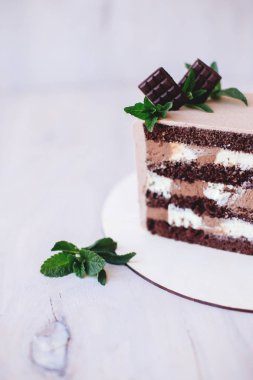 Bir kesim içinde çikolatalı kek.