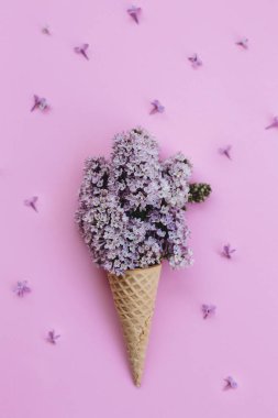 Dondurma külahı çiçekli.