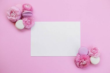 Mockup kartı ve çiçekler ile