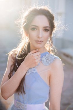 mavi elbiseli gelin.