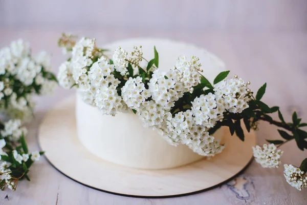 Vanille cake met florale decoratie. — Stockfoto