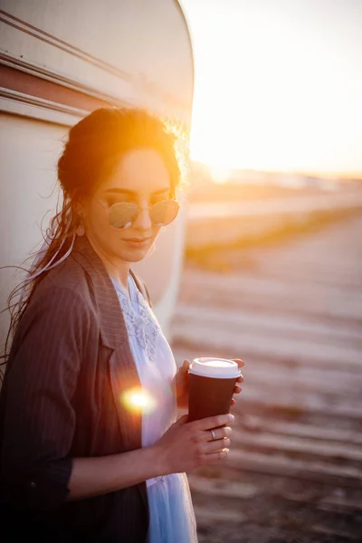 Chica en gafas de sol con taza de café . — Foto de Stock