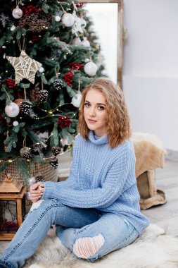 Noel ağacında güzel bir kadın