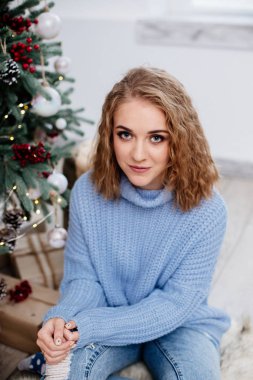 Noel ağacında güzel bir kadın