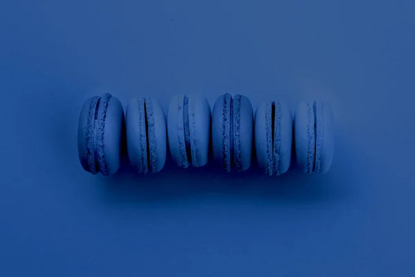 Klasický makarón v modré na modrém pozadí Royalty Free Stock Fotografie