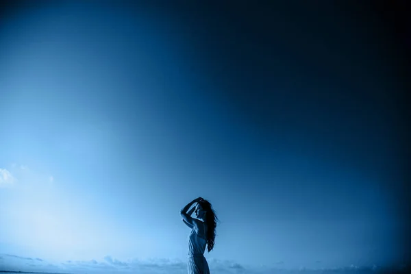 Mulher bonita no fundo céu azul . — Fotografia de Stock