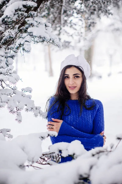 Nieve chica retrato en azul . — Foto de Stock