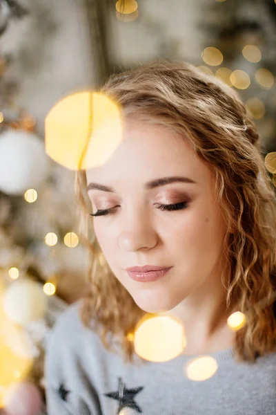 Hermosa mujer en el árbol de Navidad — Foto de Stock