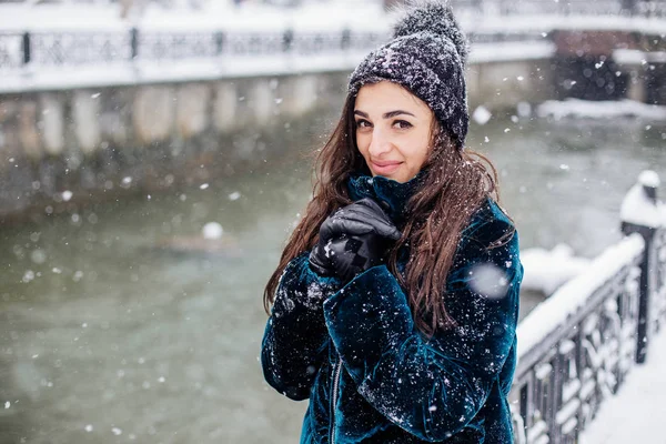 Nieve chica retrato en wolk . — Foto de Stock