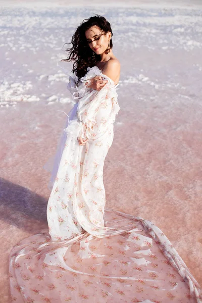 Hermosa mujer en un lago rosa . —  Fotos de Stock