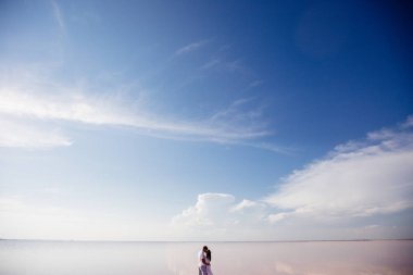 Pembe gölde güzel bir kadın.