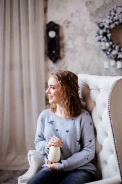 Noel ağacında güzel bir kadın