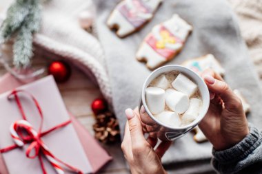 Fincan kakao marshmallows tablo ile.