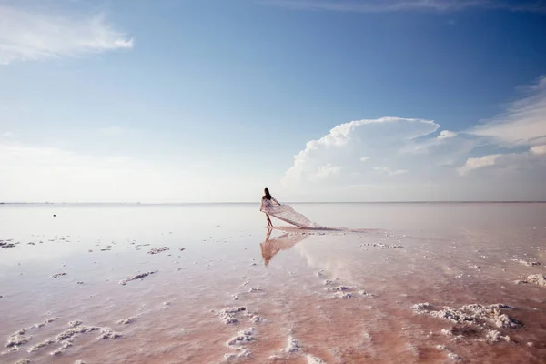 Красива жінка на рожевому озері . — стокове фото