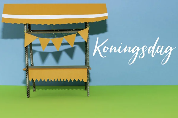 Turuncu süslemeli kağıt pazarı olan Hollandaca Koningsdag (Krallar Günü). Metin için yer. 
