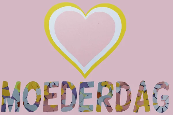 Pembe arka planda kağıt çiçekler ve kağıt kalplerle Hollandaca kelime Moederdag (Anneler Günü). Metin için yer. 