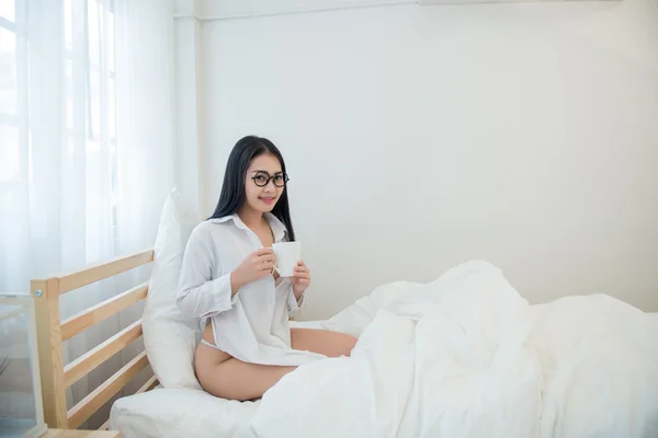 Portret pięknej kobiety Azjatki, picie kawy na łóżku — Zdjęcie stockowe
