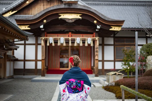 Donna vestita in costume tradizionale giapponese passeggiando sotto tori — Foto Stock