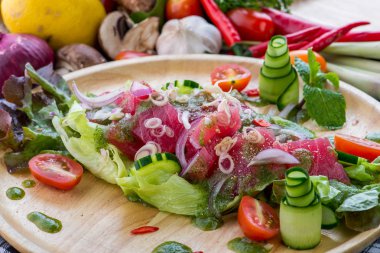 Letonyalı ile sağlıklı salata sebze taze somon salata, karışık