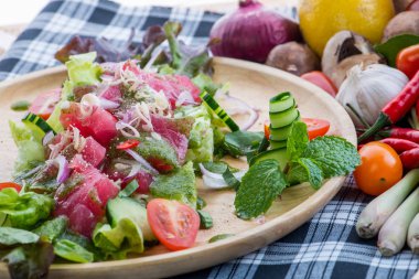 Letonyalı ile sağlıklı salata sebze taze somon salata, karışık