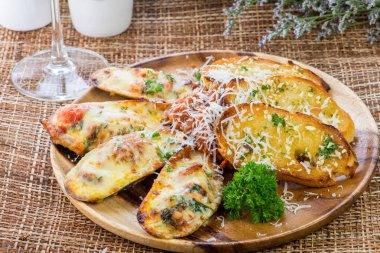 Midye pişmiş peynir ve sarımsak, fesleğen ve garl ile tost