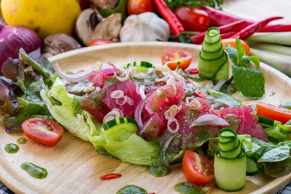 Letonyalı ile sağlıklı salata sebze taze somon salata, karışık