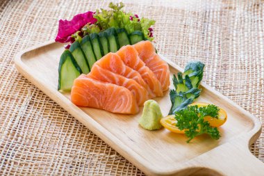 Japon geleneksel yemekleri sashimi somon, ton balığı ve karides s