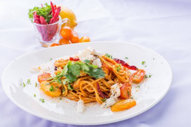 Spagetti domates sosu Yengeç - Tay tarzında