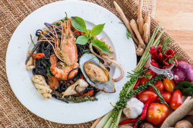 Spagetti Alle Vongole siyah. Siyah deniz ürünleri istiridye makarna ve