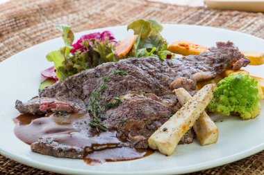 Fesleğen sığır eti biftek kızartma ile aromalı gurme ızgara biftek