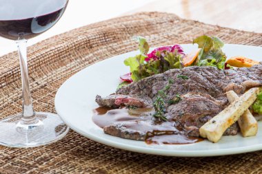 Fesleğen sığır eti biftek kızartma ile aromalı gurme ızgara biftek