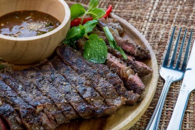 ızgara dana biftek ile baharatlı limon, orta nadir Barbekü sos 