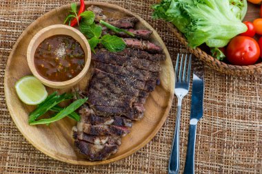 ızgara dana biftek ile baharatlı limon, orta nadir Barbekü sos 