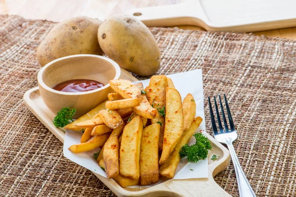 Ketçap, ahşap tabl ile kesme tahtası üzerinde lezzetli Fransız kızartması