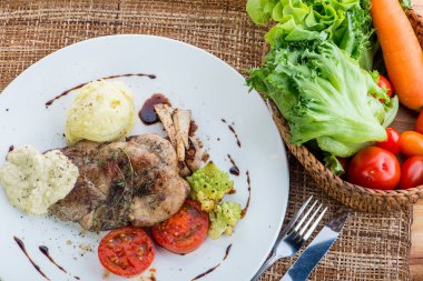 Biftek pirzola sıcak elma ve yeşil salata ile