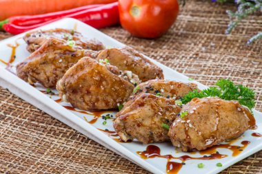 Buffalo tavuk kanadı barbekü sosu, sopaları ve sebze ile