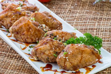 Buffalo tavuk kanadı barbekü sosu, sopaları ve sebze ile