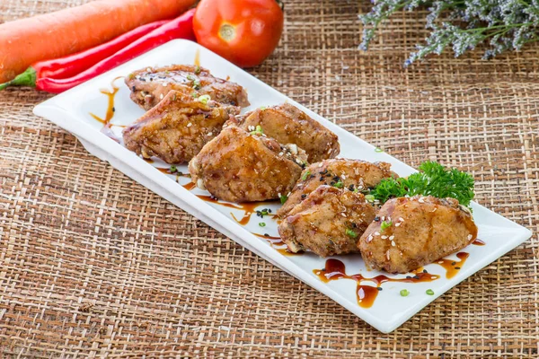 Buffalo Chicken Wings mit Barbecue-Sauce, Drumsticks und vegetab — Stockfoto